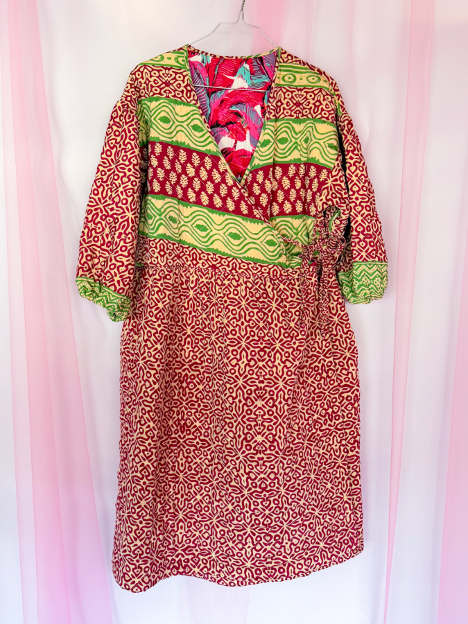 Unika style no 39 - kviltet slå-om kjole fra LÉ MOSCH, smuk og lækker kjole med volume, mørk rosa og grøn slå om kjole i quilt,