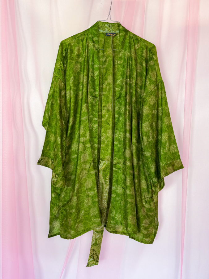 Monya Silkemix kimono no 1753 fra LÉ MOSCH, silkemix kimono syet i Indien, unik kort kimono i grønne nuancer,  