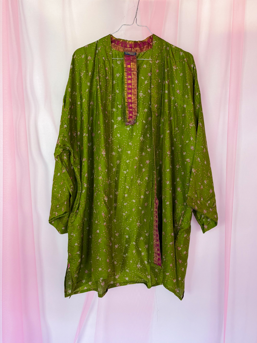 Monya Silkemix kimono no 1757 fra LÉ MOSCH, silkemix kimono syet i Indien, unik kort kimono i grønne nuancer,  