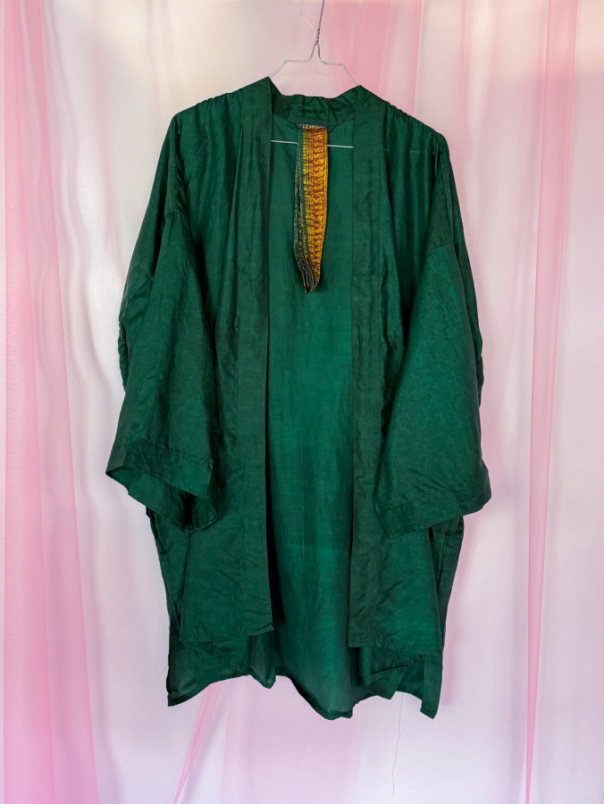 Monya Silkemix kimono no 1760 fra LÉ MOSCH, silkemix kimono syet i Indien, unik kort kimono i fine farver,  