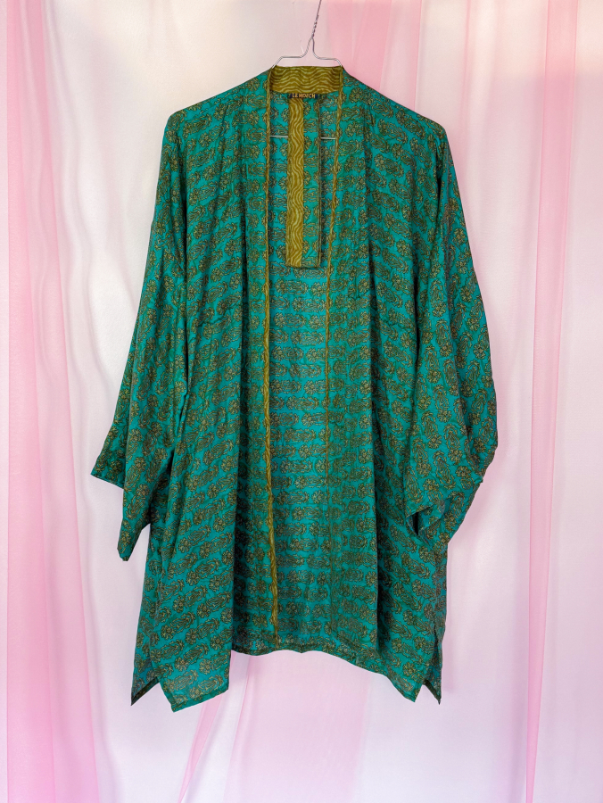 Monya Silkemix kimono no 1761 fra LÉ MOSCH, silkemix kimono syet i Indien, unik kort kimono i fine farver,  