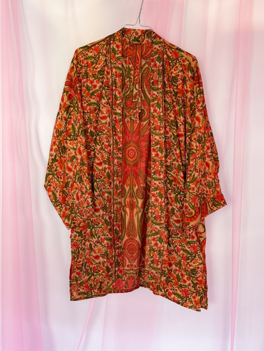 Monya Silkemix kimono no 1765 fra LÉ MOSCH, silkemix kimono syet i Indien, unik kort kimono i fine farver,  