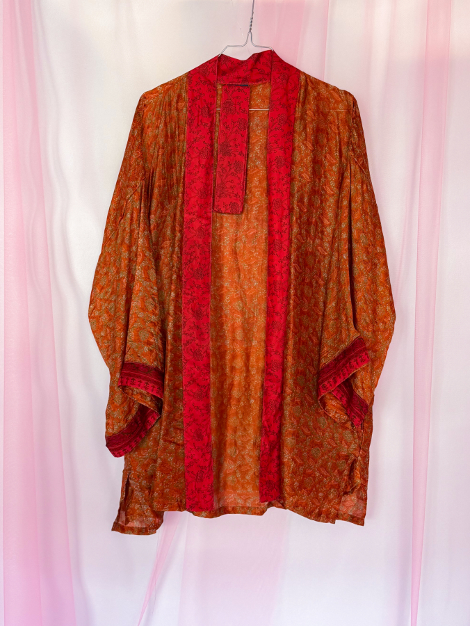 Monya Silkemix kimono no 1766 fra LÉ MOSCH, silkemix kimono syet i Indien, unik kort kimono i fine farver,  