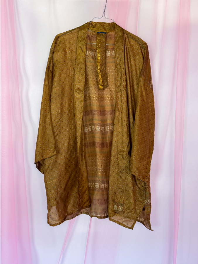 Monya Silkemix kimono no 1767 fra LÉ MOSCH, silkemix kimono syet i Indien, unik kort kimono i fine farver,  