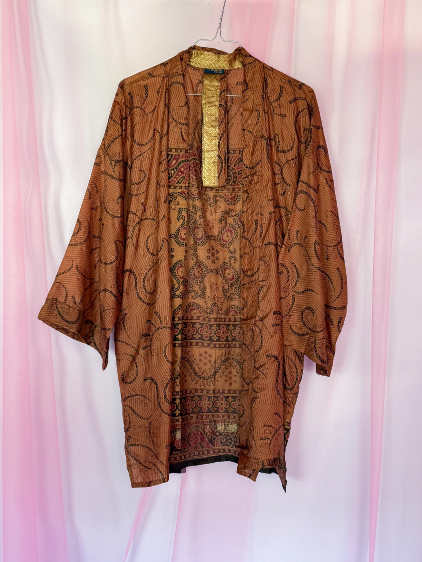 Monya Silkemix kimono no 1768 fra LÉ MOSCH, silkemix kimono syet i Indien, unik kort kimono i fine farver,  