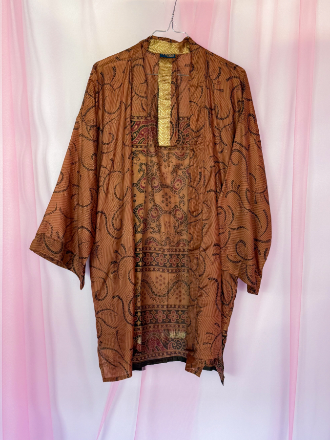 Monya Silkemix kimono no 1768 fra LÉ MOSCH, silkemix kimono syet i Indien, unik kort kimono i fine farver,  