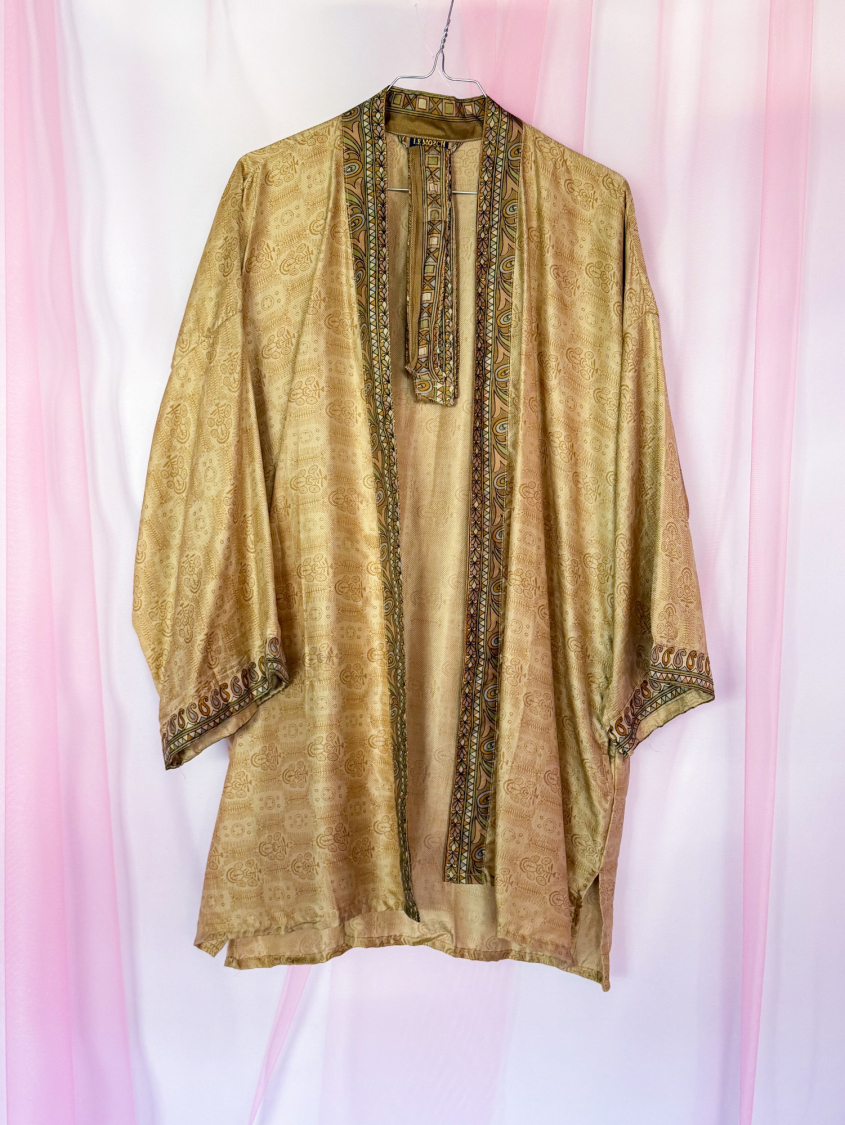 Monya Silkemix kimono no 1770 fra LÉ MOSCH, silkemix kimono syet i Indien, unik kort kimono i fine farver,  