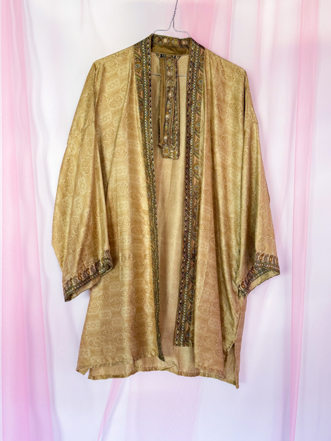 Monya Silkemix kimono no 1770 fra LÉ MOSCH, silkemix kimono syet i Indien, unik kort kimono i fine farver,  