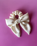 Elsa sløjfe scrunchie i creme fra LÉ MOSCH, fin sløjfe til håret på en elastik, top din hestehale med en fin sløjfe, 