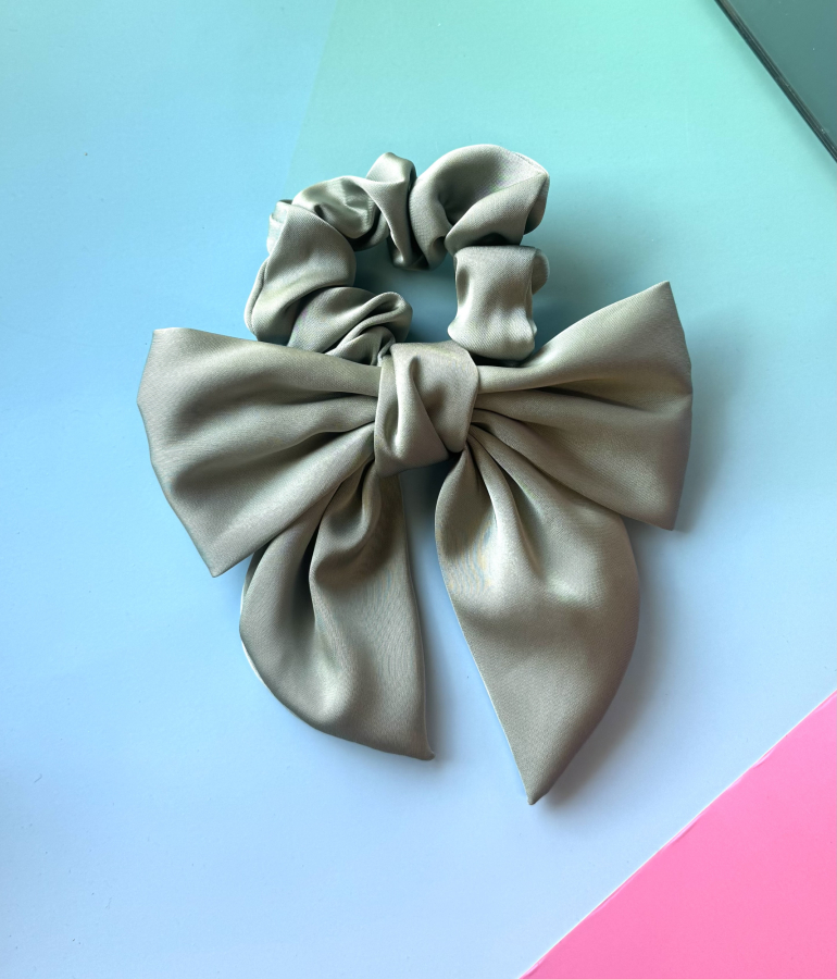 Elsa sløjfe scrunchie i støvet grøn fra LÉ MOSCH, fin sløjfe til håret på en elastik, top din hestehale med en fin sløjfe, 