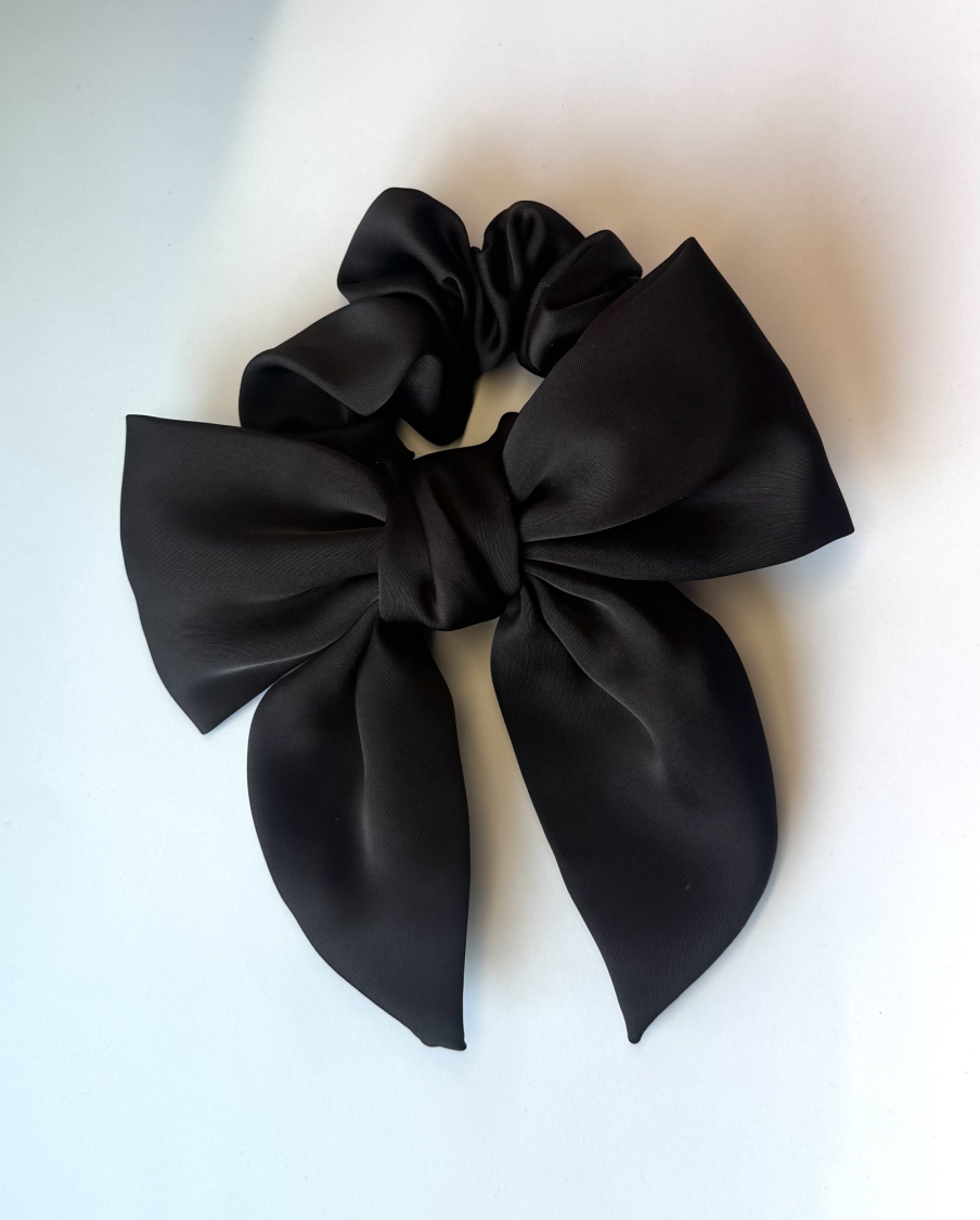 Elsa sløjfe scrunchie i sort fra LÉ MOSCH, fin sløjfe til håret, smuk hårelastik til at toppe din hestehale, 