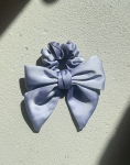 Elsa sløjfe scrunchie i lavendel blå fra LÉ MOSCH, fin sløjfe til håret på en elastik, top din hestehale med en fin sløjfe, 