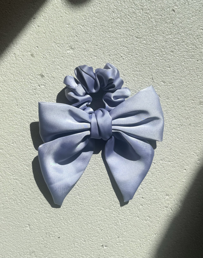 Elsa sløjfe scrunchie i lavendel blå fra LÉ MOSCH, fin sløjfe til håret på en elastik, top din hestehale med en fin sløjfe, 