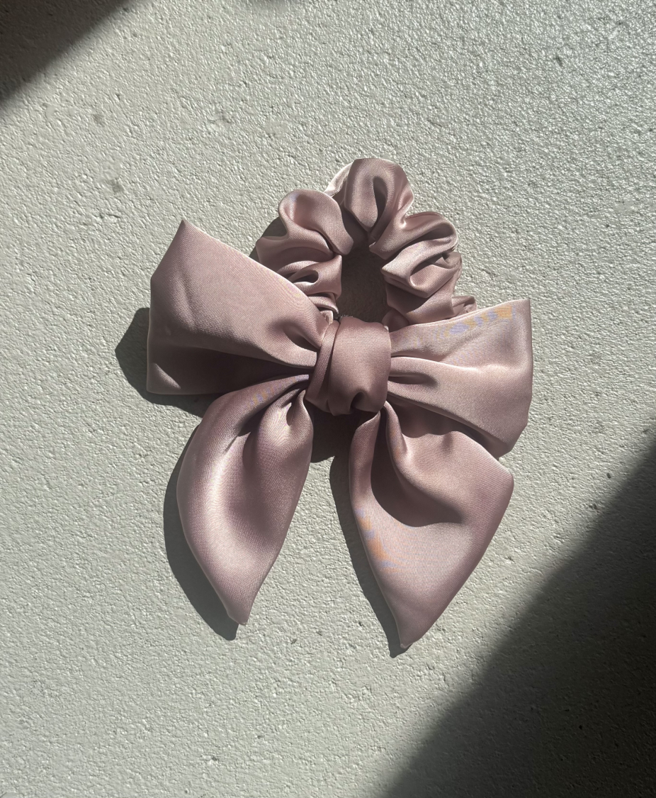 Elsa sløjfe scrunchie i pudder rosa fra LÉ MOSCH, fin sløjfe til håret i rosa pudder, smuk hårelastik til at toppe din hestehale, 