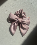 Elsa sløjfe scrunchie i pudder rosa fra LÉ MOSCH, fin sløjfe til håret i rosa pudder, smuk hårelastik til at toppe din hestehale, 