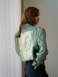 Vintage Vibes Kort Ternet Blazer med ekstra shine – No 241 fra LÉ MOSCH, smuk skulpturel kort blazer, anderledes og cool kort grøn blazer til dit personlige look,