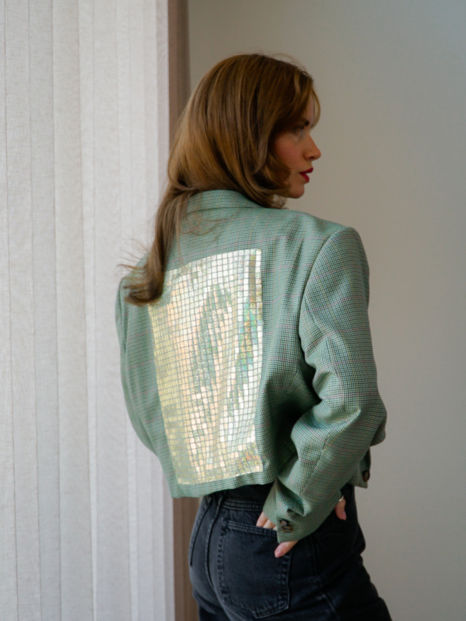 Vintage Vibes Kort Ternet Blazer med ekstra shine – No 241 fra LÉ MOSCH, smuk skulpturel kort blazer, anderledes og cool kort grøn blazer til dit personlige look,