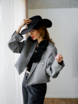 Vintage Vibes Kort Grå Blazer med blomster – No 245 fra LÉ MOSCH, smuk skulpturel kort blazer, anderledes og cool kort blazer med blomsterranke,