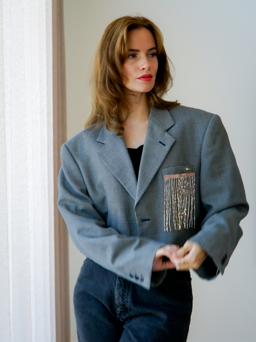 Vintage Vibes Kort Blazer med frynsebroche – No 248 fra LÉ MOSCH, smuk blå og cremefarvet kort blazer, cool kort blazer med fin frynse broche,
