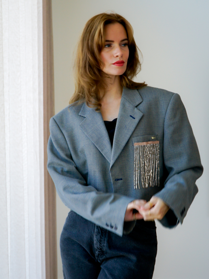 Vintage Vibes Kort Blazer med frynsebroche – No 248 fra LÉ MOSCH, smuk blå og cremefarvet kort blazer, cool kort blazer med fin frynse broche,