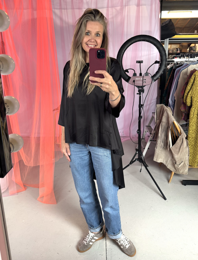Unika style no 43 - sort top med længde bagpå fra LÉ MOSCH, anderledes sort top med et fedt snit, super anvendelig sort langærmet unika top, 