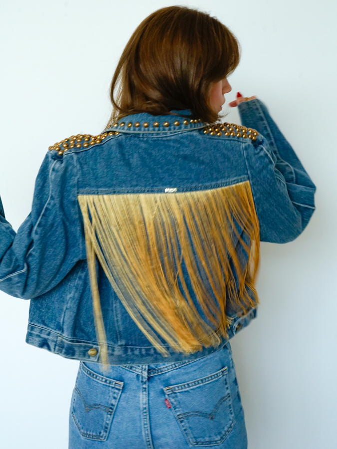 Vintage Vibes denim jakke med frynser og nitter - no 251 fra LÉ MOSCH, skøn kort denim jakke med frynser og nitter, cool og anderledes denimjakke, 