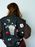 Vintage Vibes sort denim vest med masser af patches – no 252 fra LÉ MOSCH, sej sort vest med personlighed, sjov og anderledes vest med mærker på, 