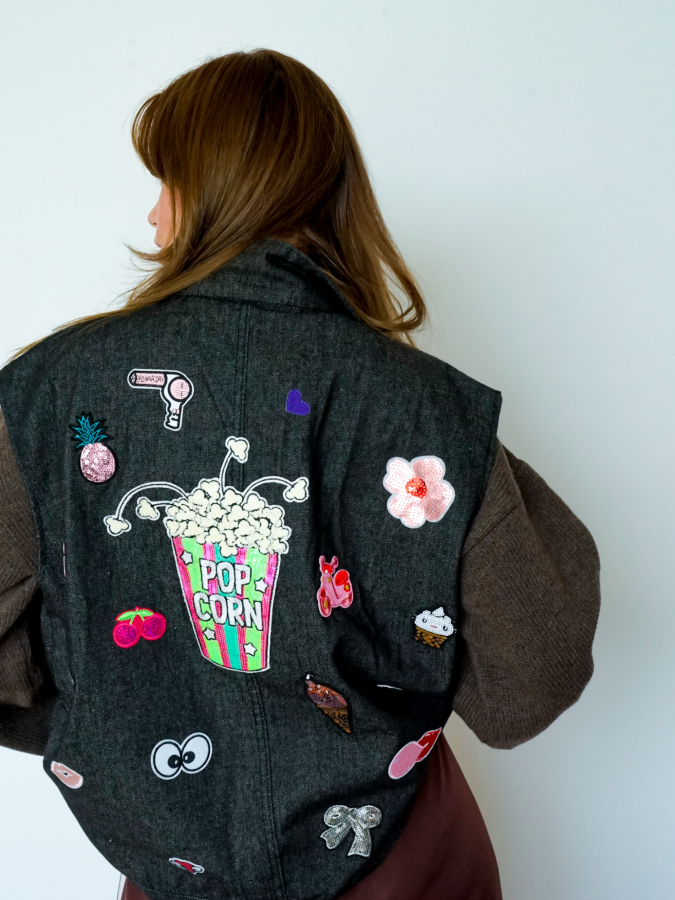 Vintage Vibes sort denim vest med masser af patches – no 252 fra LÉ MOSCH, sej sort vest med personlighed, sjov og anderledes vest med mærker på, 