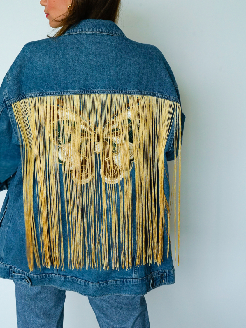 Vintage Vibes denim jakke med frynser og patch – no 253 fra LÉ MOSCH, denimjakke med ekstra længde og frynser, sej og anvendelig cowboyjakke, 