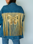 Vintage Vibes denim jakke med frynser og patch – no 253 fra LÉ MOSCH, denimjakke med ekstra længde og frynser, sej og anvendelig cowboyjakke, 