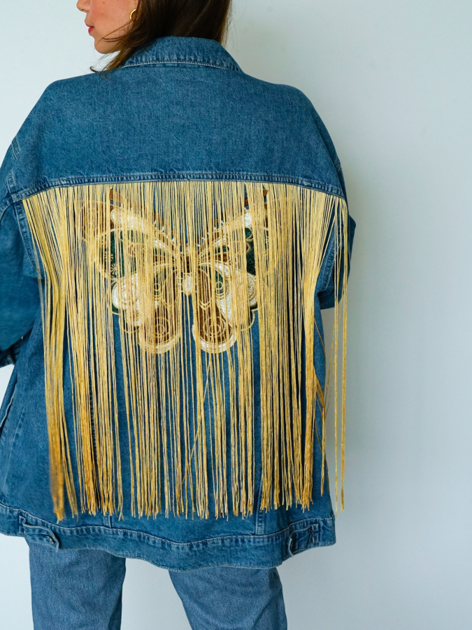 Vintage Vibes denim jakke med frynser og patch – no 253 fra LÉ MOSCH, denimjakke med ekstra længde og frynser, sej og anvendelig cowboyjakke, 