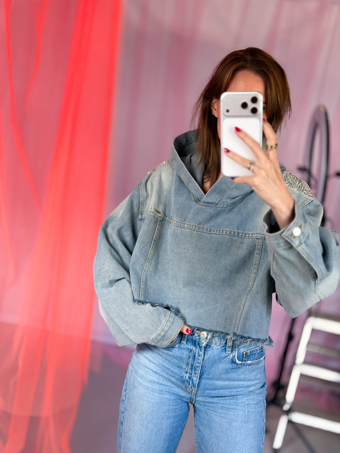 Vintage Vibes Denim Anorak med hætte og pailletter – No 257 fra LÉ MOSCH, sej cropped anorak i denim, cowboy anorak med pailletter, 