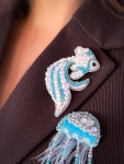 Broche med hvid og blå perlefisk fra LÉ MOSCH, sød og dekorativ broche, sjov og anderledes broche med en fisk, 