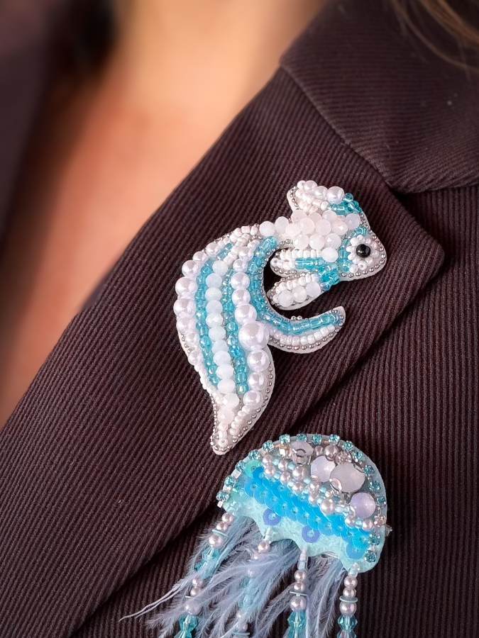 Broche med hvid og blå perlefisk fra LÉ MOSCH, sød og dekorativ broche, sjov og anderledes broche med en fisk, 