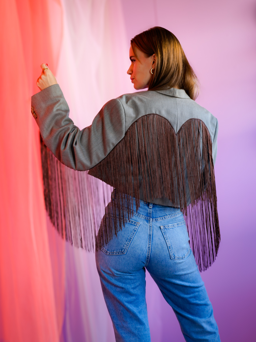 Vintage Vibes kort blazer med brune frynser – No 262 fra LÉ MOSCH, super cool og anderledes kort blazer, fin kort blazer med lange frynser, 