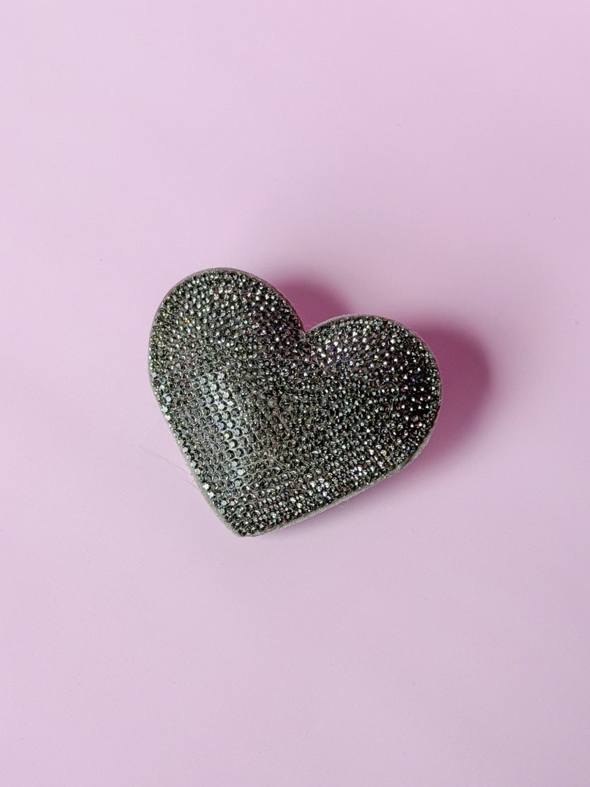 Hjerte Broche i grå fra LÉ MOSCH, glitrende grå hjertebroche, fin og feminin grå hjerte broche, 