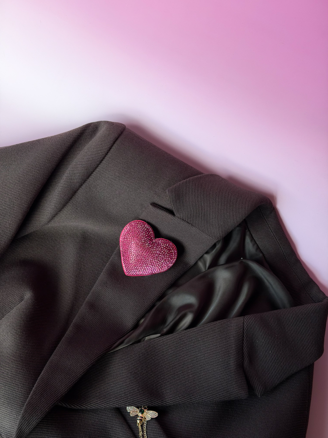 Hjerte Broche i pink fra LÉ MOSCH, glitrende pink broche, smuk og feminin lyserød broche,