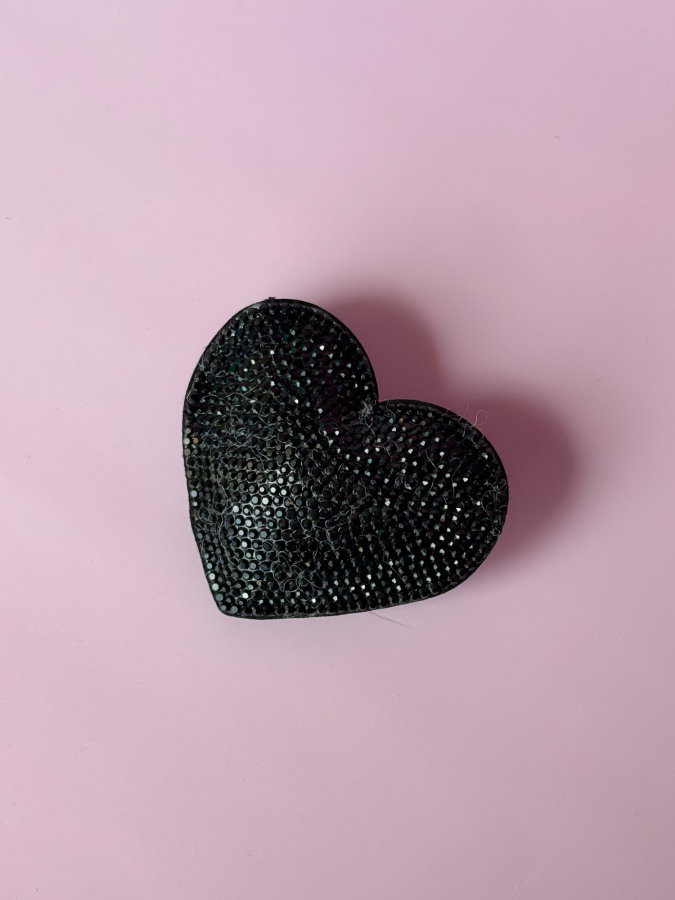 Hjerte Broche i sort fra LÉ MOSCH, glitrende sort hjertebroche, fin hjerte broche, 