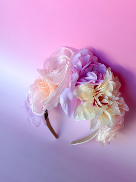 Stor Midsommer Hårbøjle i pastelfarver fra LÉ MOSCH, smuk og festlig blomsterkrone, fine hårbøjle med store blomster, 