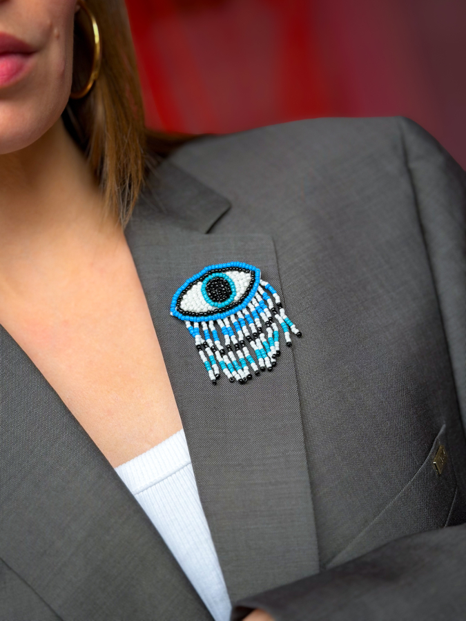 Øje Broche med farvede perler fra LÉ MOSCH, broche formet som et øje med frynser, smuk blå og hvid broche,