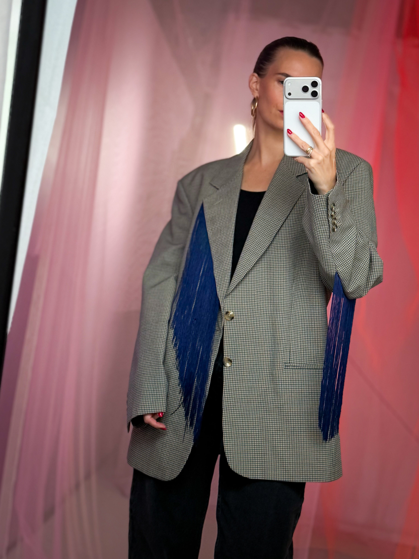 Vintage Vibes ternet blazer med blå frynser – No 266 fra LÉ MOSCH, cool og anderledes ternet blazer med frynser, fin secondhand blazer med et twist, 