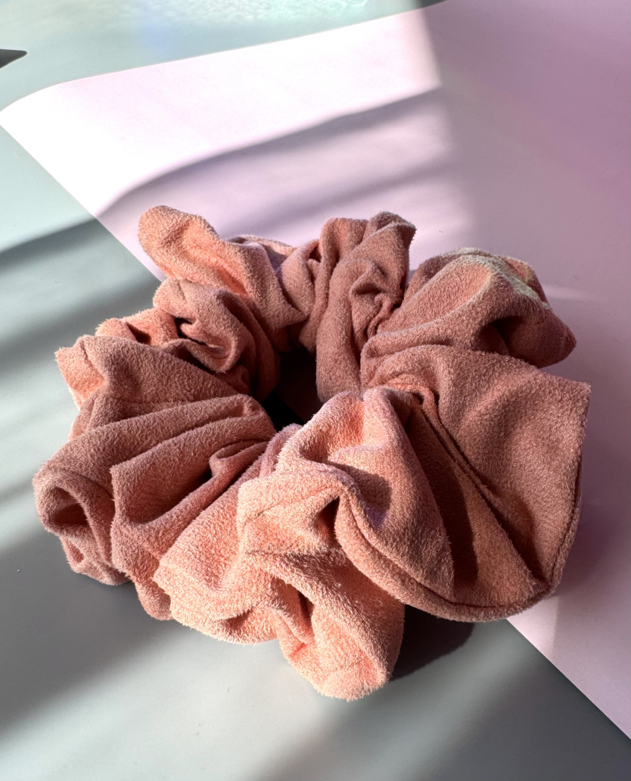 Sullivan MEGA Scrunchie i Peach fra LÉ MOSCH, fyldig scrunchie i ruskindslook, suede agtig stor scrunchie i peach, 