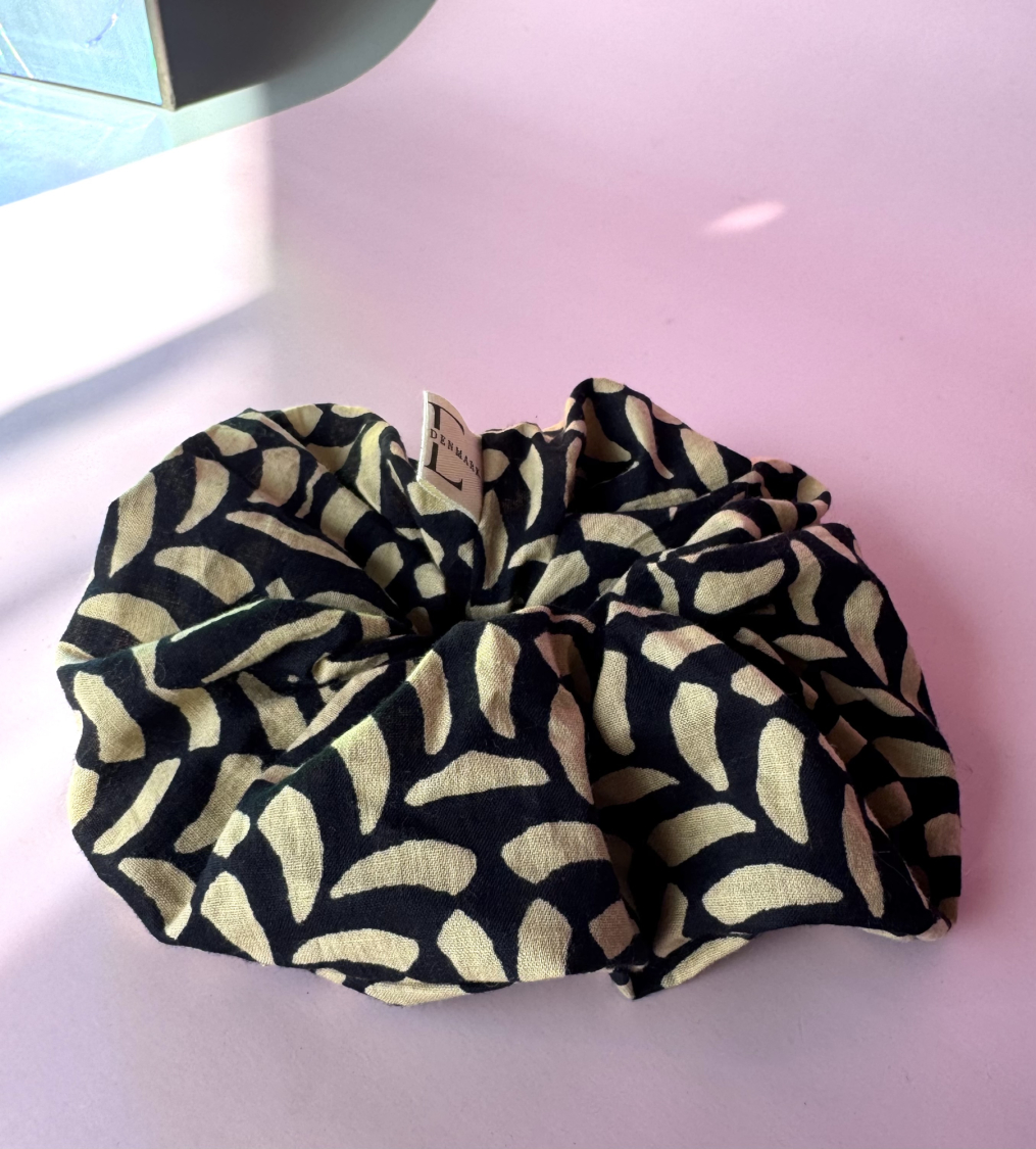 Stor Lullu Scrunchie i sort og beige fra LÉ MOSCH, dekorativ og fyldig scrunchie, sød og enkel mønstret scrunchie, 