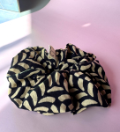 Stor Lullu Scrunchie i sort og beige fra LÉ MOSCH, dekorativ og fyldig scrunchie, sød og enkel mønstret scrunchie, 