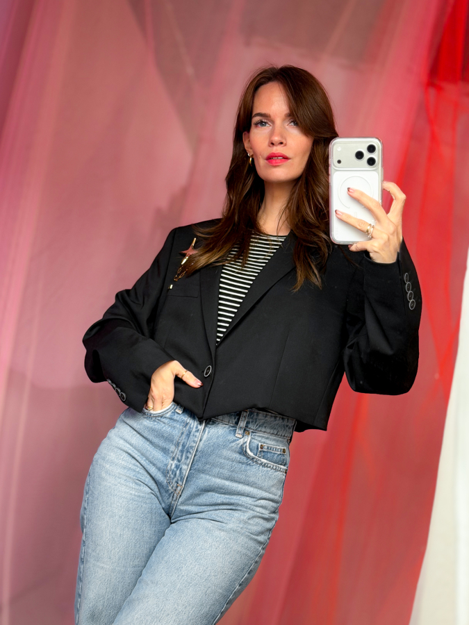 Vintage Vibes Kort Sort Blazer med Broche – No 271 fra LÉ MOSCH, smuk skulpturel kort blazer, anvendelig og pæn kort blazer til dit personlige look,