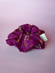 Sunie Scrunchie i lilla med blomster fra LÉ MOSCH, dekorativ scrunchie, sød blomstret scrunchie, 