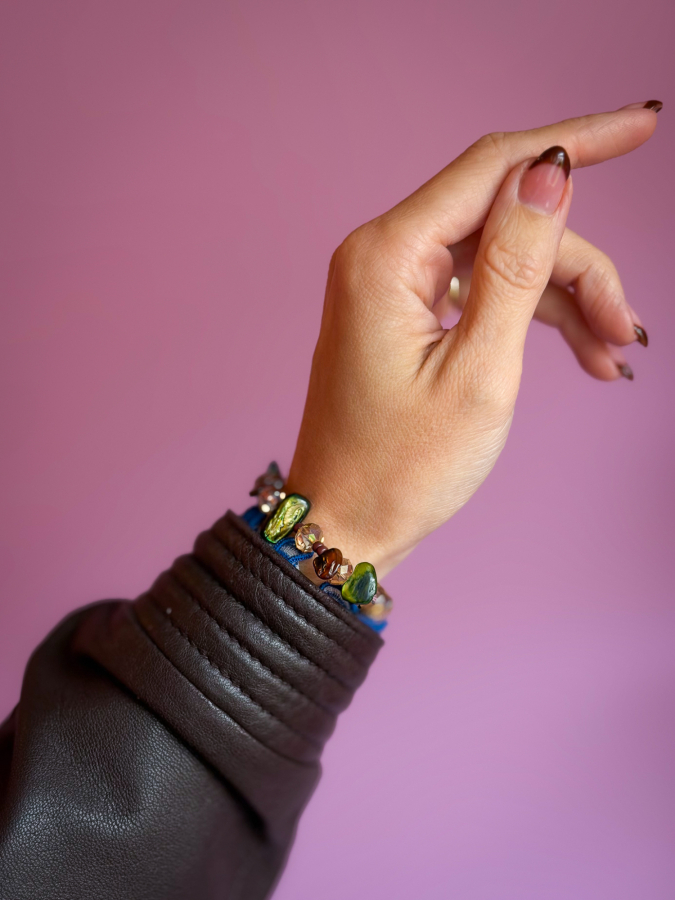 Elsine mix armbånd i brun og grøn fra LÉ MOSCH, smukt og unikt armbånd, fint armbånd med perlemor og glasperler,