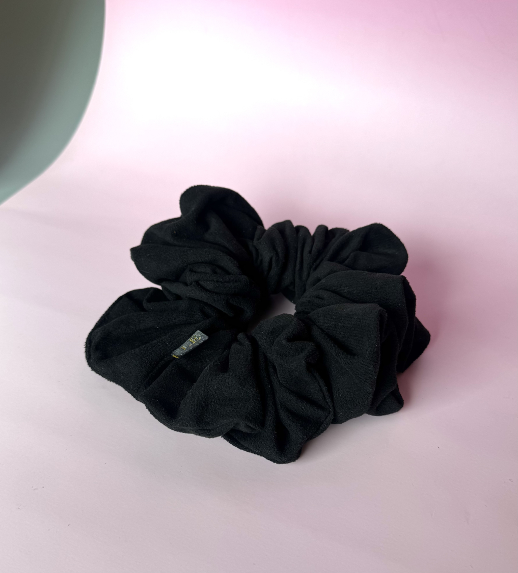 Sullivan MEGA Scrunchie i Sort fra LÉ MOSCH, fyldig scrunchie i ruskindslook, suede agtig stor scrunchie i sort, 