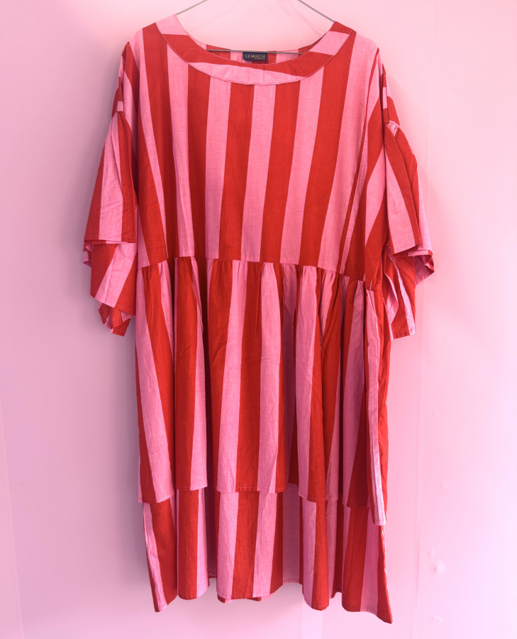 Unika style no 55 - kjole med striber fra LÉ MOSCH, feminin og frisk kjole, fin kjole med striber i rød og pink, 