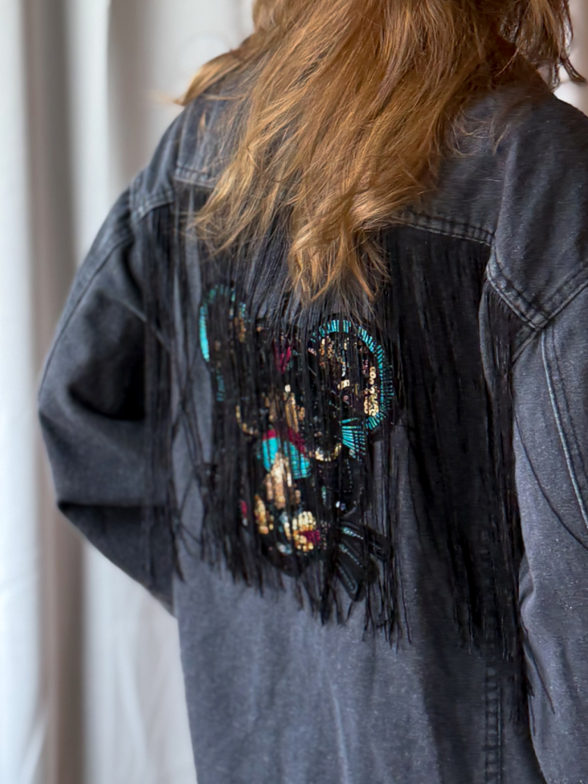Vintage Vibes sort denim jakke med frynser og patch – no 276 fra LÉ MOSCH, blød sort denimjakke med pynt, anvendelige og anderledes jakke, 